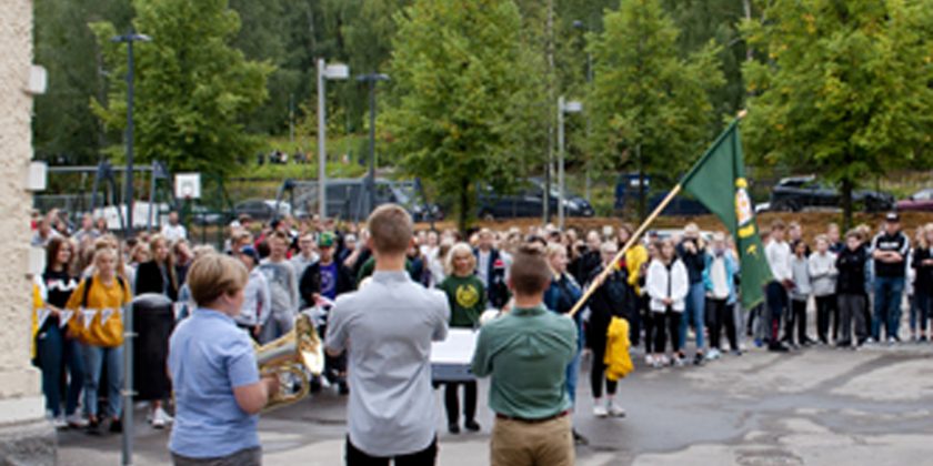 Juhlakulkue, torvifanfaari ja malja Kansakoululle