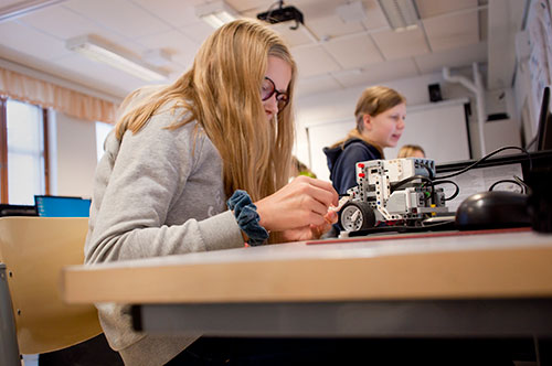 Kaksi tyttöä rakentaa robottia.