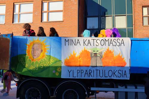 Penkkarilakana rekan kyljessä. Teksti "Minä katsomassa ylppärituloksia." Kuvassa Star wars-elokuvan Yoda. Toisessa lakanassa on maalattu rehtorin kasvokuva, jossa teksti: "Rise and shine".