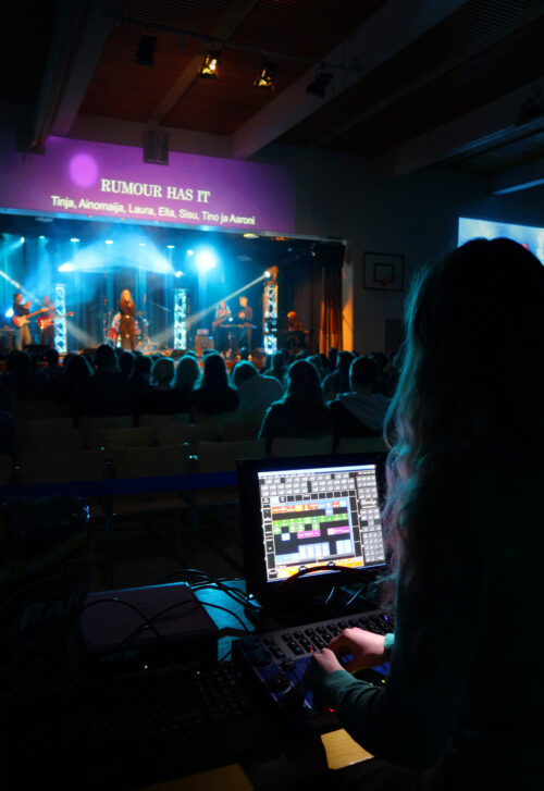 musa-ilta2020_web Musaillta. Musaillassa esiintyy musiikkiluokan oppilaiden bändit ja tekniikasta vastaa koulun tekniikkaryhmä.