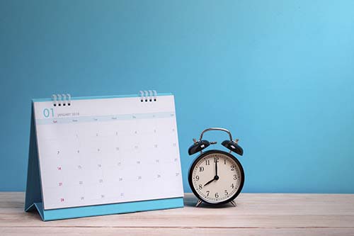 Kalenterin kuukausinäkymä ja herätyskello muistuttavat uusintakokeisiin ilmoittautumisesta.