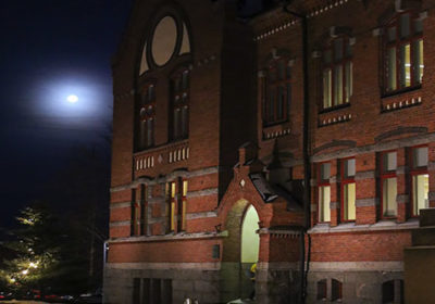 Vanha koulurakennus Museo täysikuun valossa.