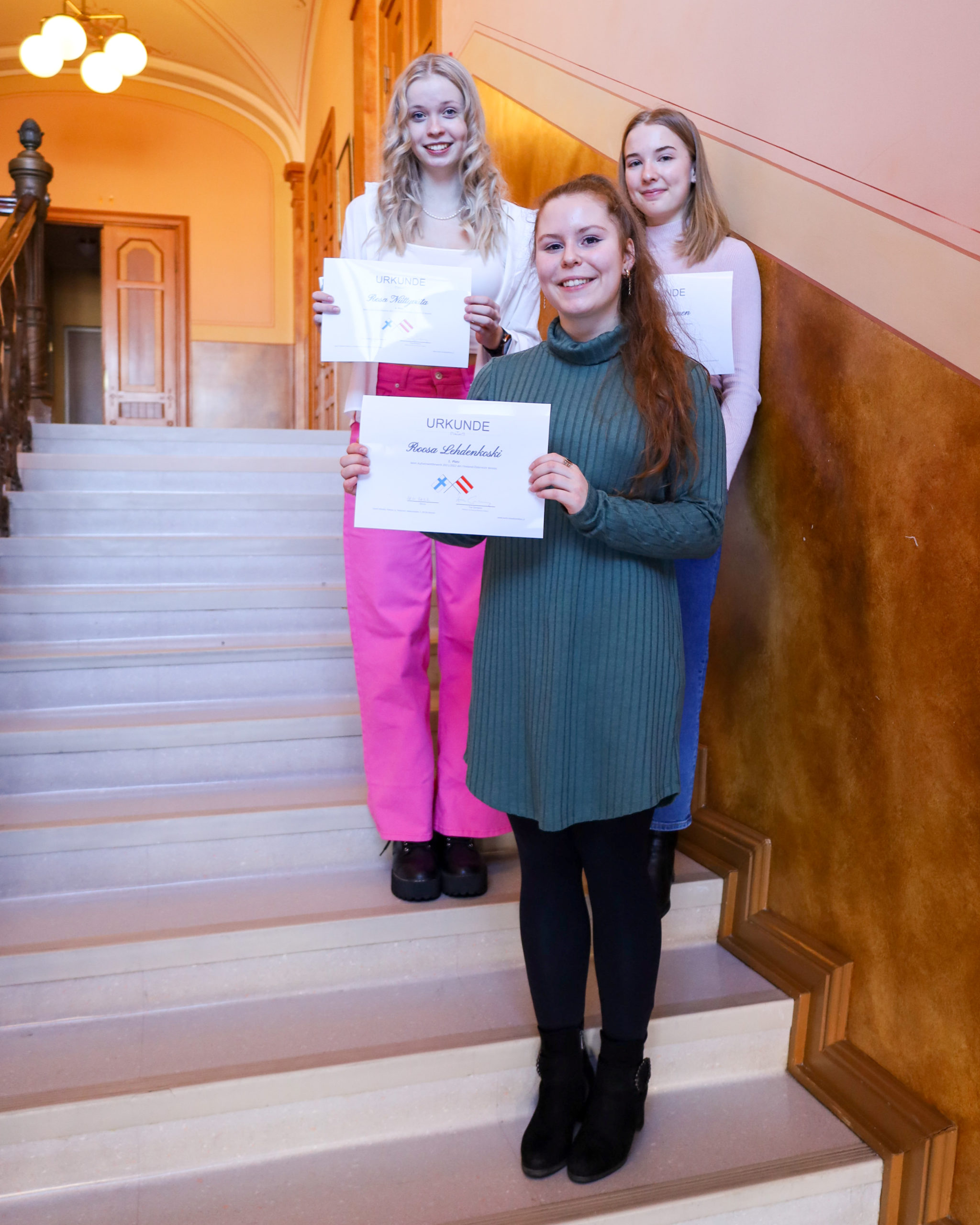 itavalta-kirjoituskilpailun-menestyjat Itävalta-kirjoituskilpailun menestyjät Lahden yhteiskoulusta: Roosa Lehdeskoski 3F, Aino Kinnunen 2D ja Rosa Niittyviita 2YT.