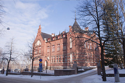 Vanha koulurakennus Museo aurinkoisen talvipäivänä.