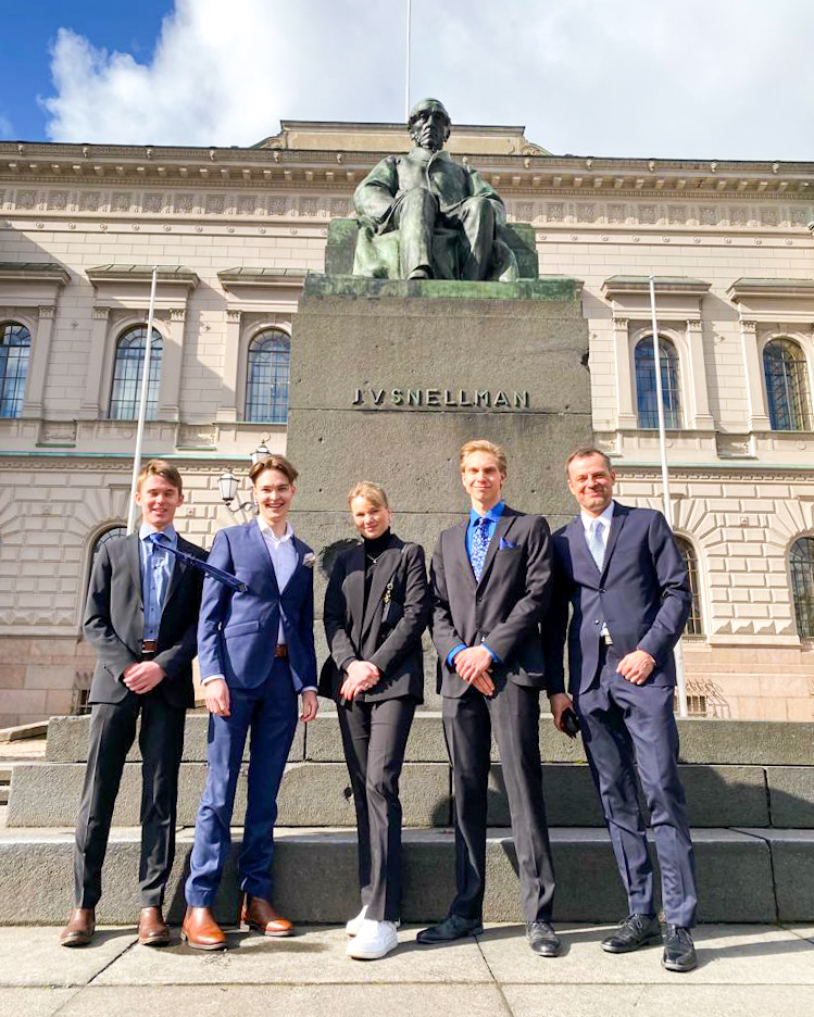generation euro Generation €uro-kilpailun edustusjoukkue Lahden yhteiskoulun lukiosta 2022.