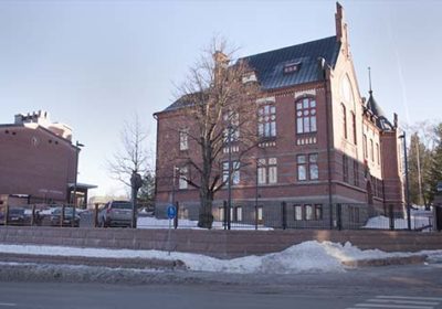 Lahden yhteiskoulun koulurakennukset Siipi ja Museo kuvattuna Lahdenkadulta kevättalvella.