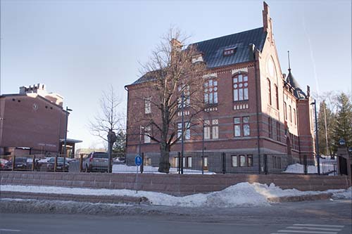 Lahden yhteiskoulun koulurakennukset Siipi ja Museo kuvattuna Lahdenkadulta kevättalvella.