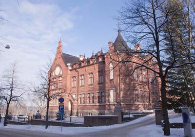 Lahden yhteiskoulun vanha koulurakennus aurinkoisena talvipäivänä kuvattuna Kiekkokadulta.