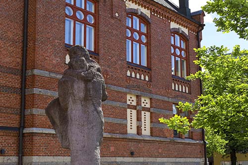 Lahden yhteiskoulun vanhakoulurakennus Museo ja Yhteispuu.-patsas