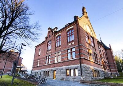 Lahden yhteiskoulun vanha koulurakennus Museo kuvattuna ulkoa syksyllä.