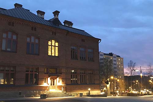 Lahden yhteiskoulun vanha koulurakennus Museo iltavalaistuksessa.