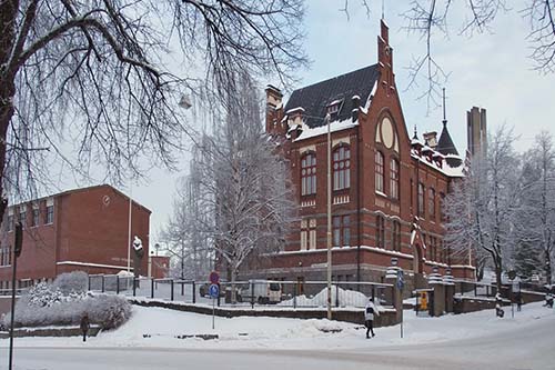 Lahden yhteiskoulun koulurakennukset talvisessa maisemassa.