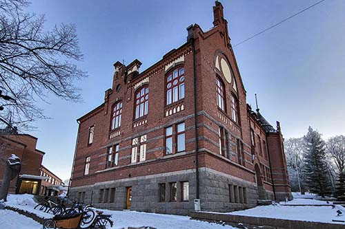 Lahden yhteiskoulun 1899 valmistunut koulurakennus nimeltä Museo talvimaisemassa.