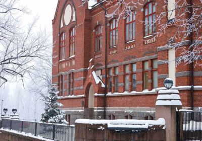 Lahden yhteiskoulun vanha koulurakennus Museo lumisessa maisemassa.