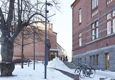 Lahden yhteiskoulun koulurakennukset Museo ja Siipi. Oppilaita koulun pihalla.