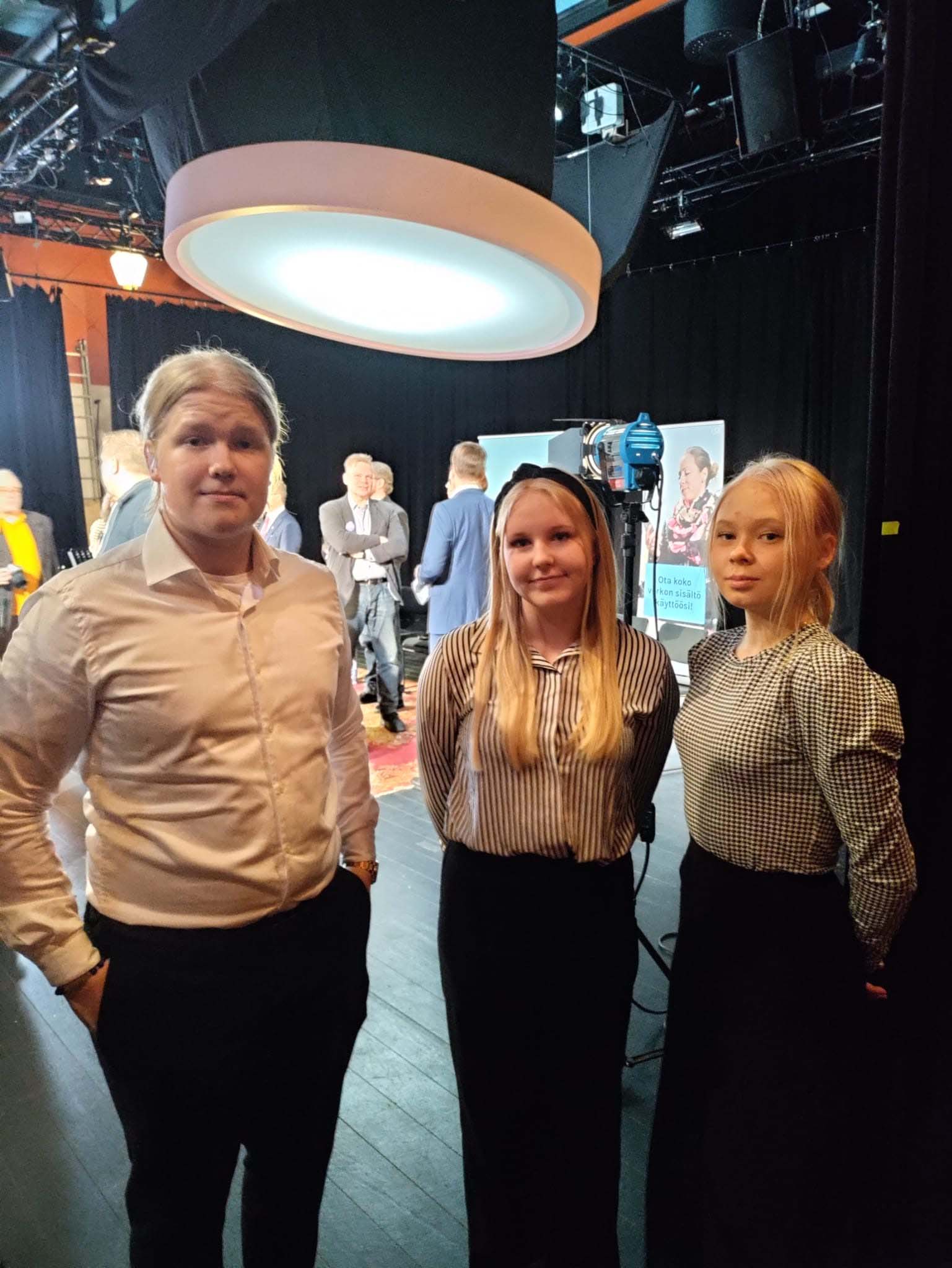 Vaalipaneelitunnelmia ESS:n ja Ylen tilaisuudesta Vanha Jukosta. II YT:n opiskelijat pääsevät esittämään kysymyksiä ehdokkaille. Kolme nuorta vaalipaneelitilaisuudessa.