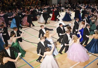 Lukiolaisia tanssimassa vanhojen tansseja.