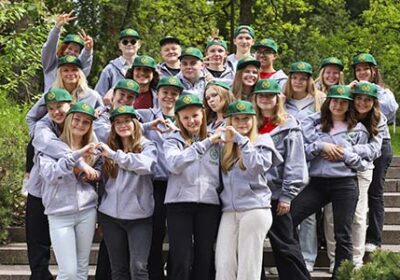 Joukko hymyileviä nuoria, jotka muodostavat käsillään sydän kuvioita. Tervetuloa Lykkiin ja reputus-tapahtumaan!