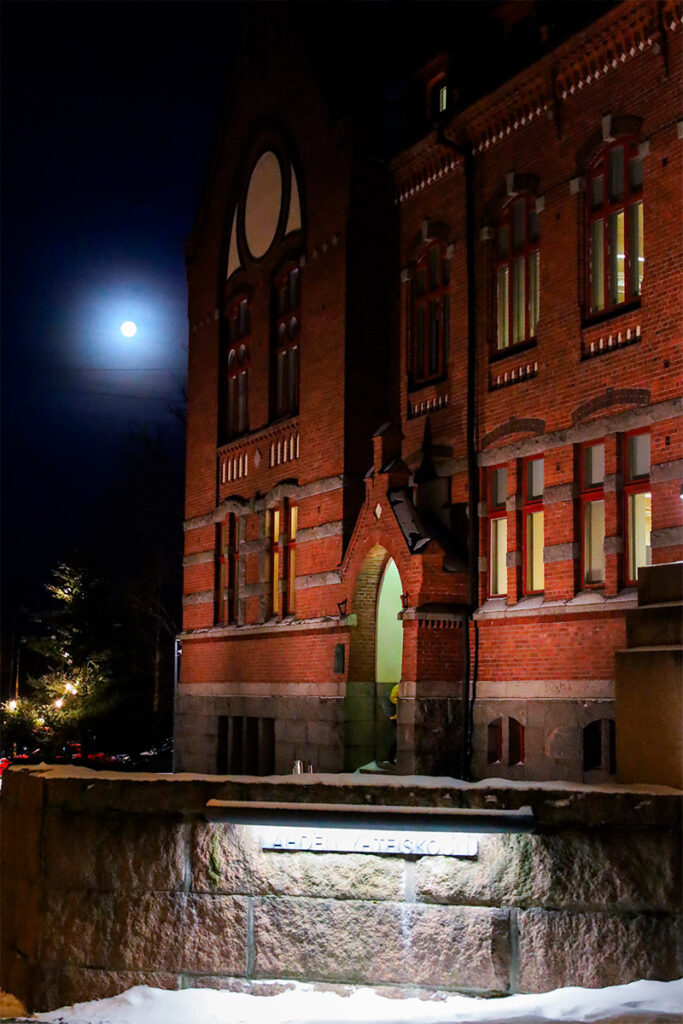 Lahden yhteiskoulun vanha koulurakennus Museo ja talviöinen kuutamo.