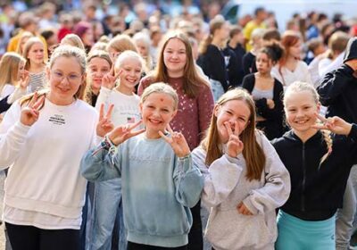 Hymyileviä oppilaita.