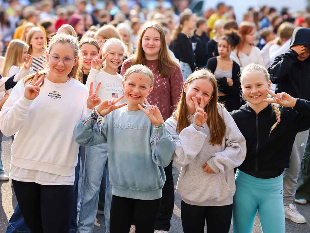 Hymyileviä oppilaita.