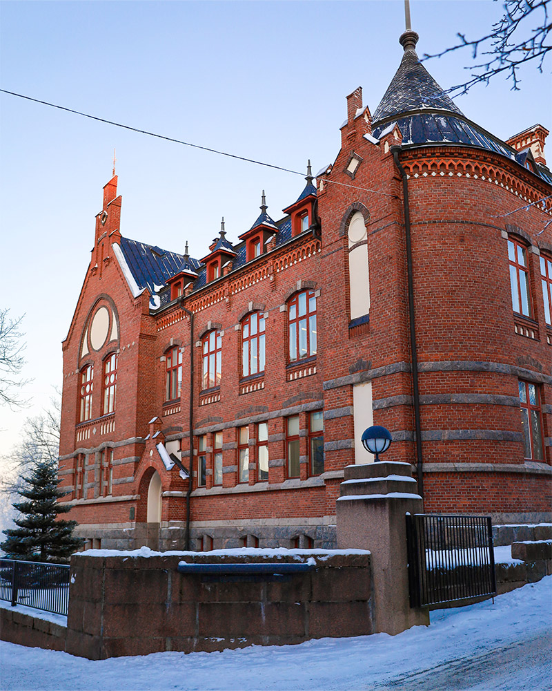 Museo, Lahden yhteiskoulun vanha koulurakennus, talviauringossa. Se on punatiilinen goottilaistyylinen rakennus 1800-luvun lopulta