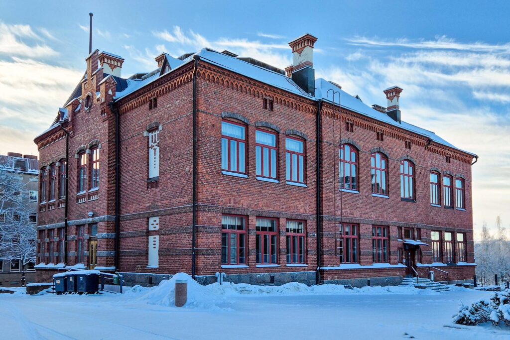 Lahden yhteiskoulun vanha koulurakennus Museo kirkkaana talvipäivänä.