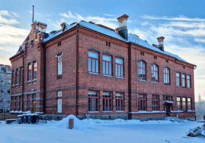 Lahden yhteiskoulun vanha koulurakennus Museo kirkkaana talvipäivänä.