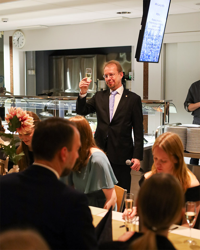 Rehtori nostaa maljan Lahden yhteiskoulun abi-illallisella.